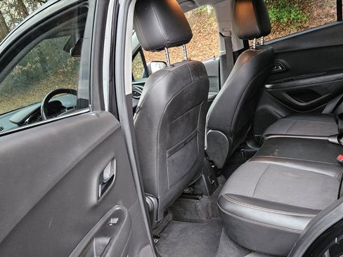 Used 2020 Chevrolet Trax LT w/ LT Convenience Package image 12