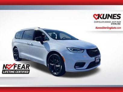 New 2026 Chrysler Pacifica Select