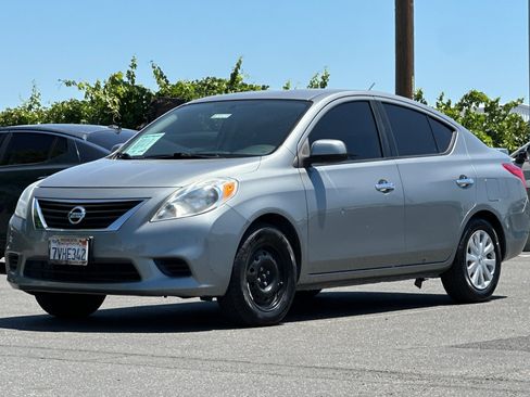 Used 2014 Nissan Versa SV FWD image 8