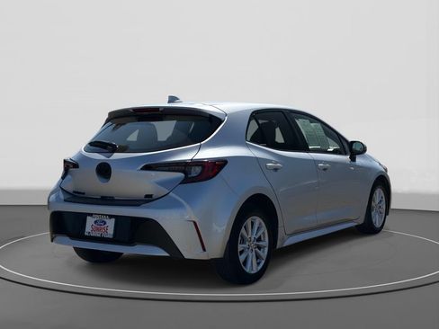 Used 2025 Toyota Corolla SE w/ SE Package FWD image 5