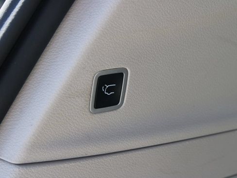 Used 2023 Chrysler Voyager LX FWD image 9