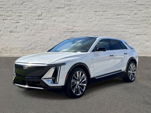 Used 2025 Cadillac Lyriq Luxury w/ LPO, Floor Liner Package AWD/4WD image 1