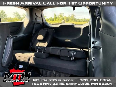 Used 2023 Chrysler Pacifica Touring FWD image 11