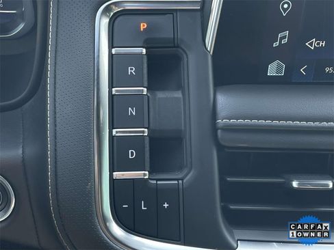 Used 2023 Chevrolet Suburban Premier image 31