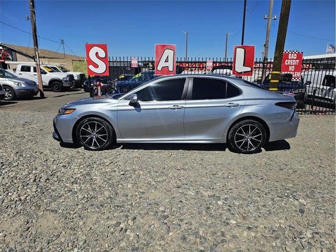 Used 2023 Toyota Camry SE image 5