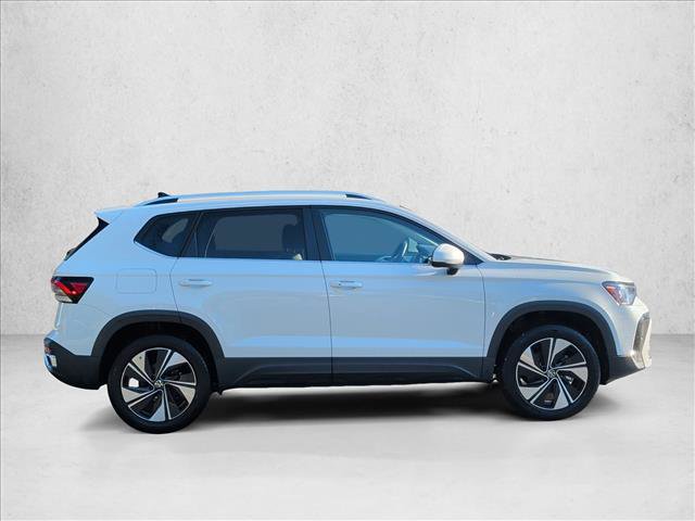 Used 2025 Volkswagen Taos SE AWD/4WD image 4