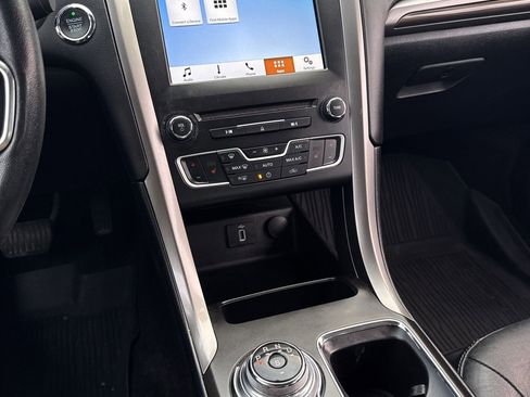 Used 2018 Ford Fusion SE w/ Fusion SE Technology Package image 16