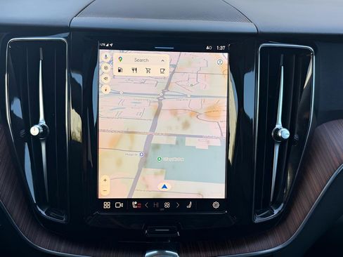 Used 2024 Volvo XC60 B5 Plus image 25