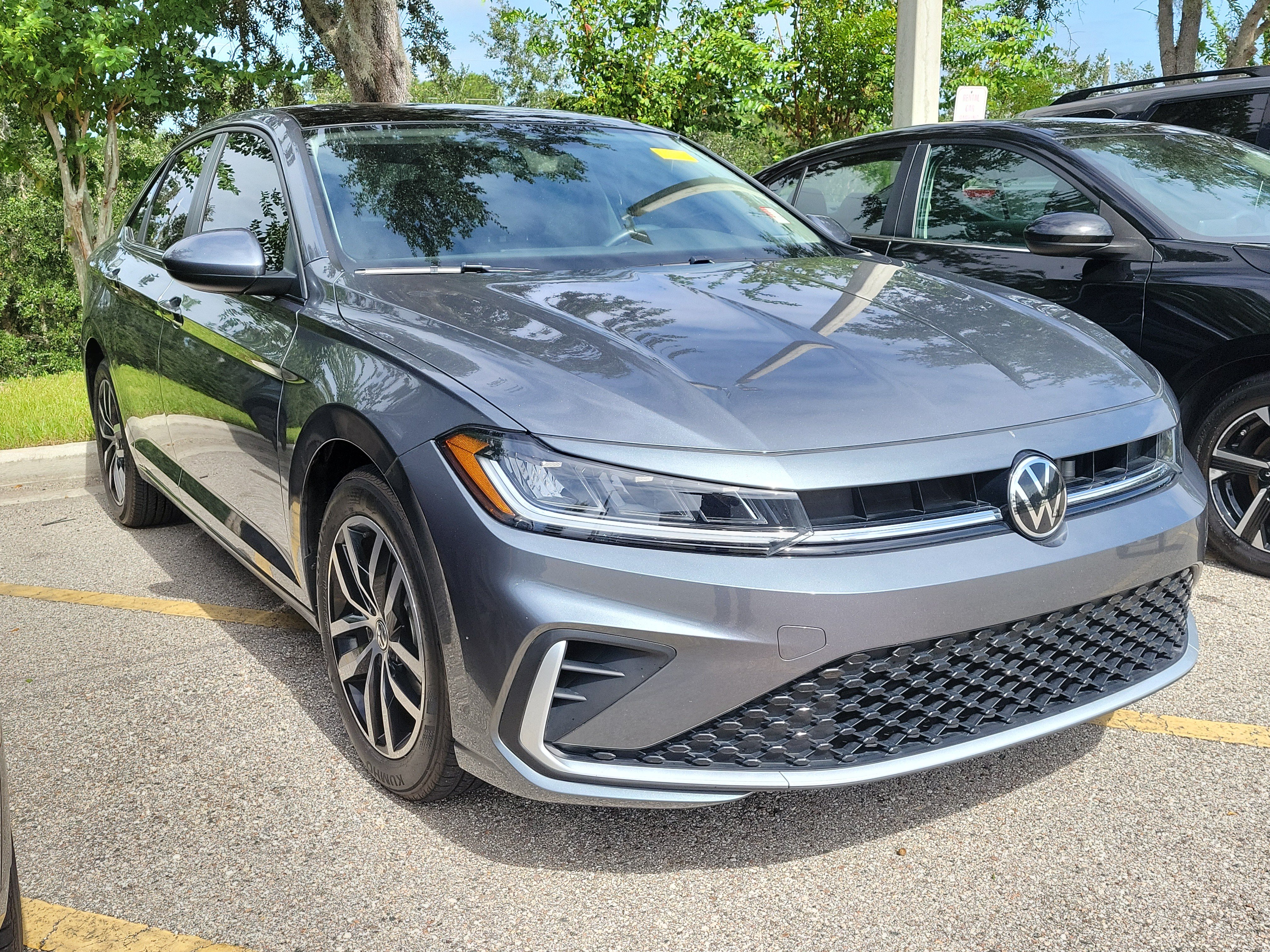 Used 2025 Volkswagen Jetta SE w/ Sunroof Package FWD image 2