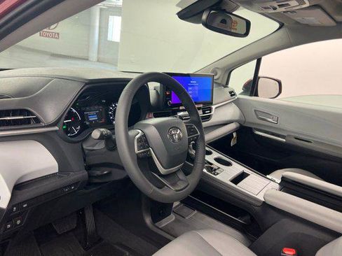 Certified 2026 Toyota Sienna XLE FWD image 10