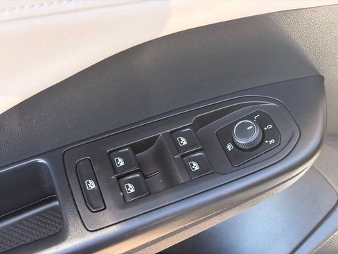 Used 2025 Volkswagen Taos SE FWD image 21