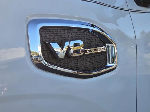 Used 2017 Nissan Titan SV image 9