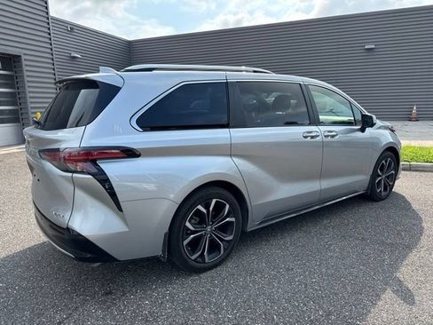 Used 2025 Toyota Sienna Platinum FWD image 6