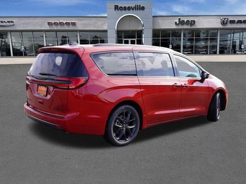 New 2026 Chrysler Pacifica Limited w/ S Appearance Package image 4