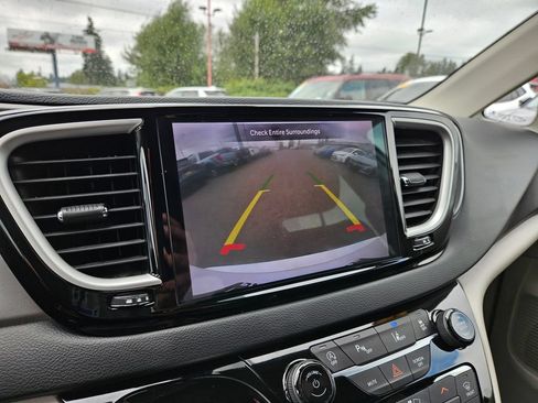 Used 2023 Chrysler Pacifica Touring-L FWD image 35