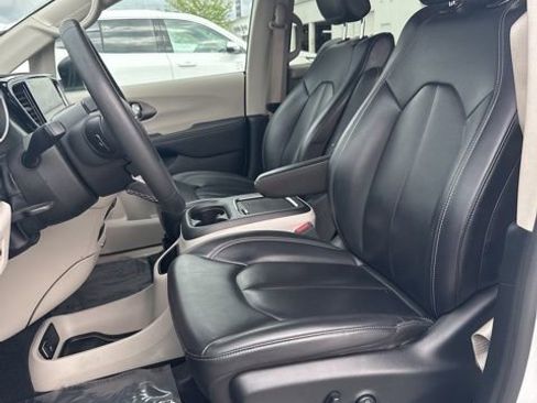 Used 2023 Chrysler Pacifica Touring-L FWD image 39