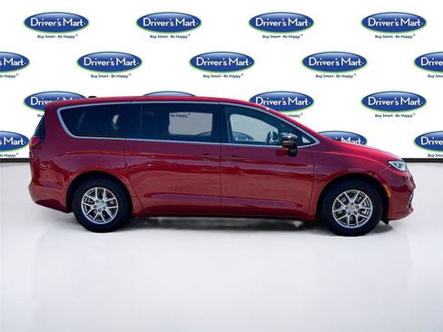 Used 2025 Chrysler Pacifica Select FWD image 8