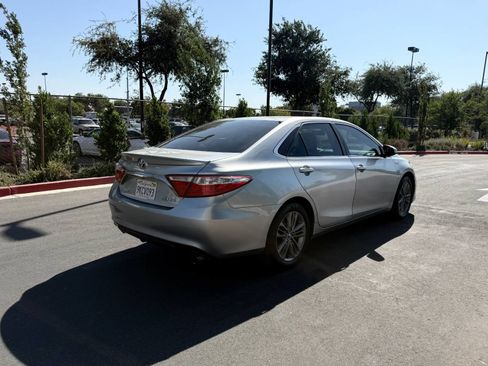 Used 2015 Toyota Camry SE FWD image 7
