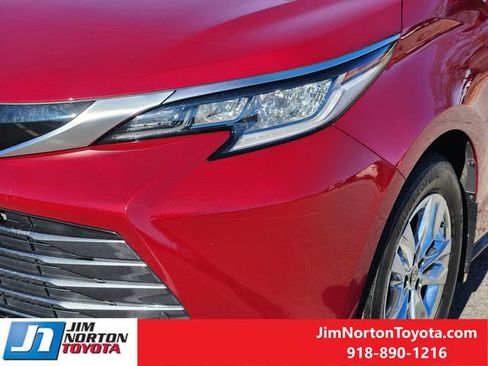 Used 2025 Toyota Sienna Limited image 10