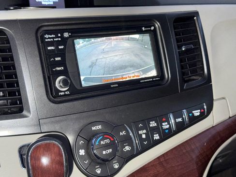 Used 2014 Toyota Sienna XLE image 25