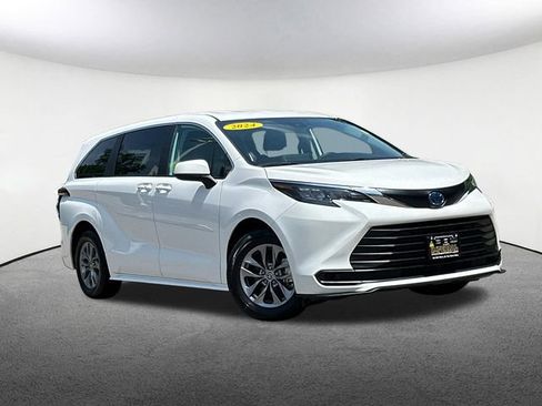 Used 2024 Toyota Sienna LE AWD/4WD image 2
