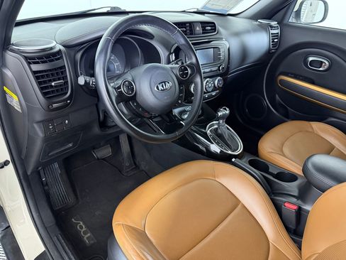 Used 2015 Kia Soul ! w/ Umber Package 1 FWD image 3