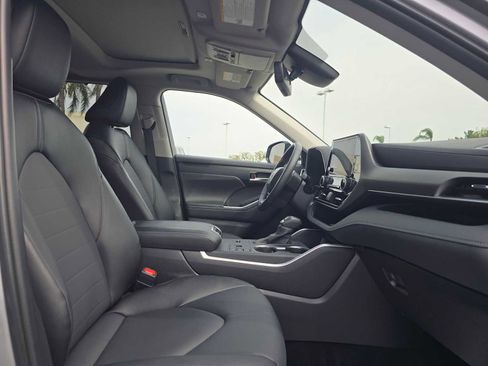 Certified 2025 Toyota Highlander XLE FWD image 11
