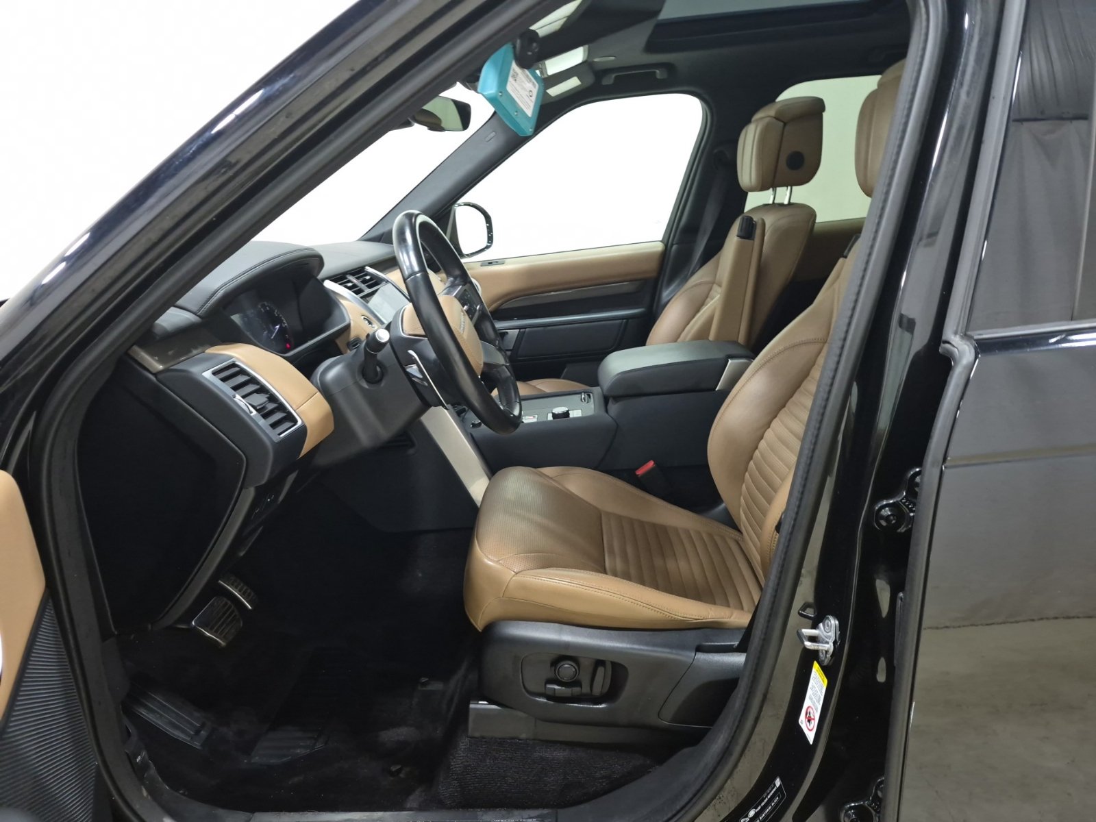 Used 2023 Land Rover Discovery HSE R-Dynamic AWD/4WD image 10