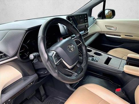 Used 2022 Toyota Sienna XLE FWD image 13