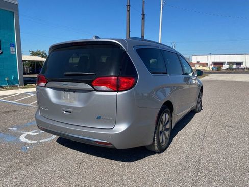 Used 2018 Chrysler Pacifica Limited image 3