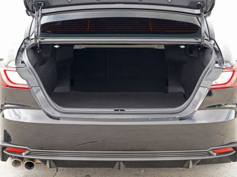 Used 2025 Toyota Camry SE w/ Convenience Package image 9