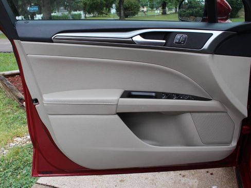 Used 2017 Ford Fusion SE w/ Fusion SE Technology Package FWD image 12
