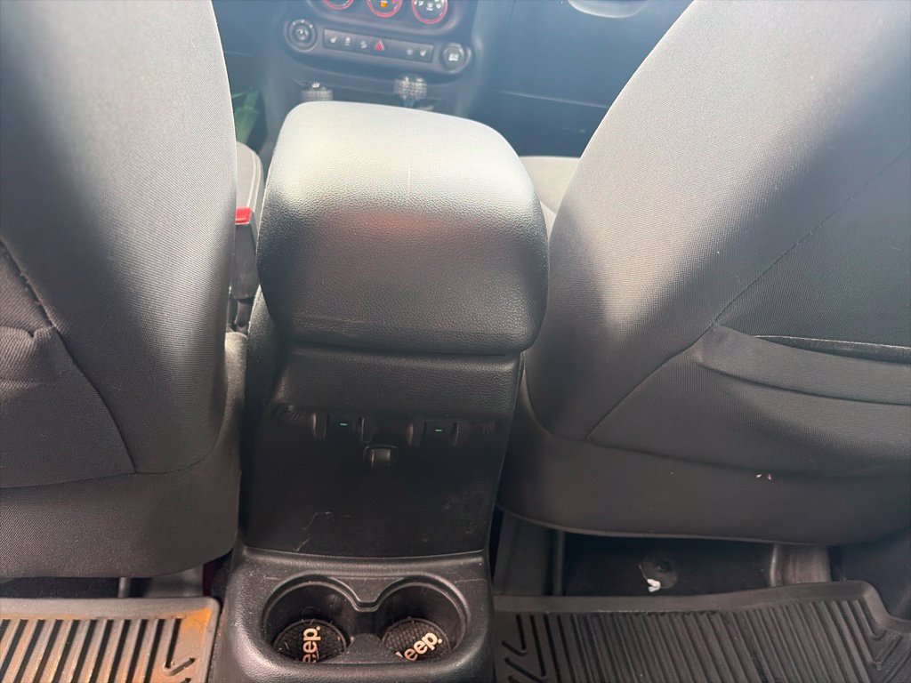 Used 2016 Jeep Wrangler Unlimited Sahara w/ Connectivity Group AWD/4WD image 13