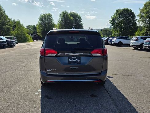 Used 2017 Chrysler Pacifica Touring-L w/ Tire & Wheel Group FWD image 7