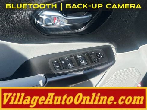Used 2018 Jeep Compass Latitude w/ Popular Equipment Group AWD/4WD image 9
