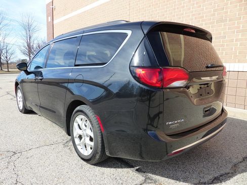 Used 2020 Chrysler Pacifica Touring w/ Tire & Wheel Group image 6