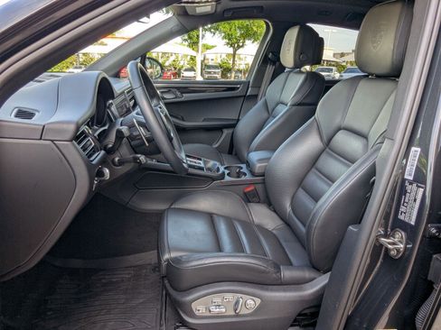 Certified 2025 Porsche Macan image 5