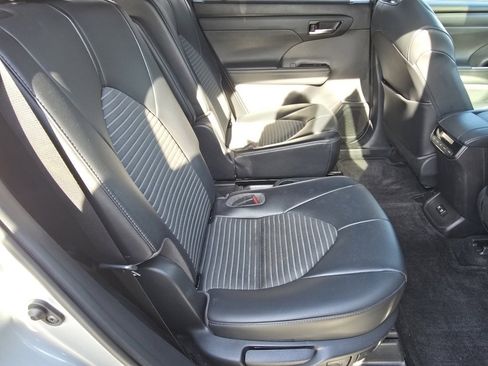 Used 2021 Toyota Highlander XSE image 18