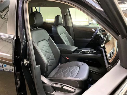 Used 2025 Volkswagen Atlas SE w/ Black Wheel Package image 10