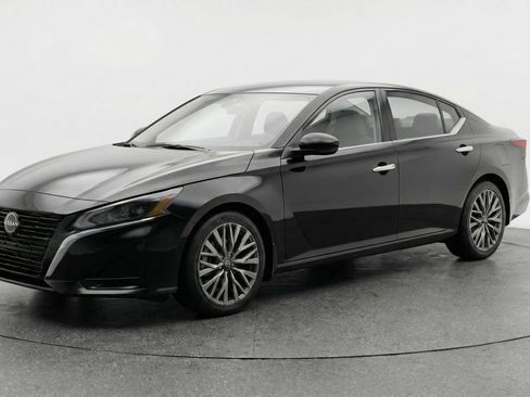 Used 2025 Nissan Altima 2.5 SV FWD image 3