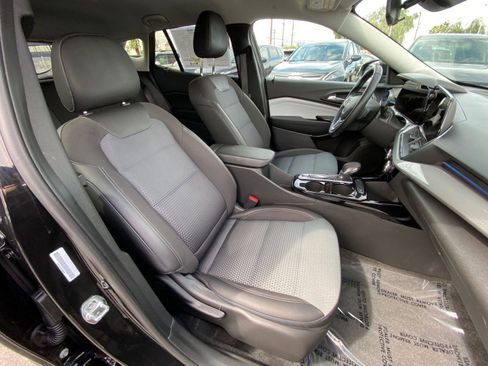 Used 2025 Chevrolet Trax LT w/ LT Convenience Package image 35