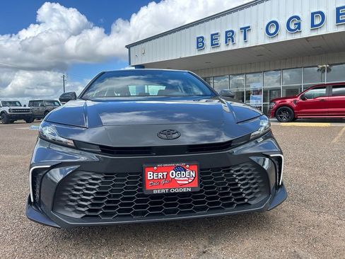 Used 2025 Toyota Camry SE w/ Convenience Package FWD image 2