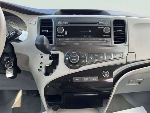 Used 2013 Toyota Sienna LE FWD image 22