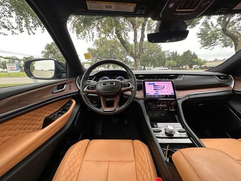 Used 2025 Jeep Grand Cherokee L Summit w/ Luxury Tech Group V AWD/4WD image 15
