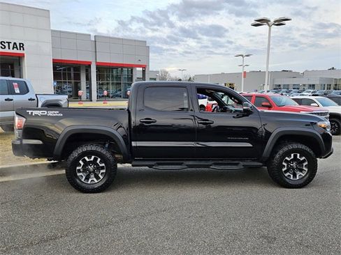 Used 2022 Toyota Tacoma TRD Off-Road w/ Technology Package image 12