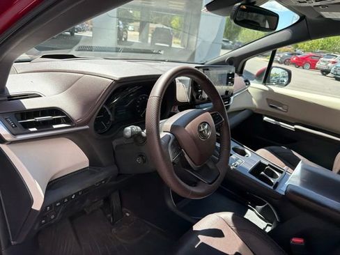Used 2022 Toyota Sienna Platinum AWD/4WD image 5