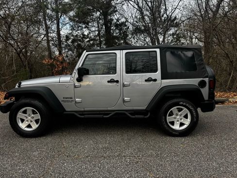 Used 2013 Jeep Wrangler Unlimited Sport image 2