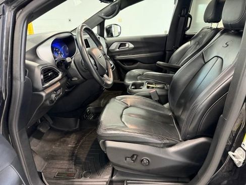 Used 2018 Chrysler Pacifica Touring-L w/ Premium Audio Group FWD image 10