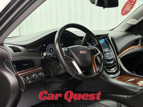 Used 2017 Cadillac Escalade Luxury AWD/4WD image 10