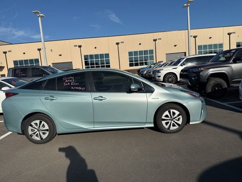 Used 2017 Toyota Prius Four image 2